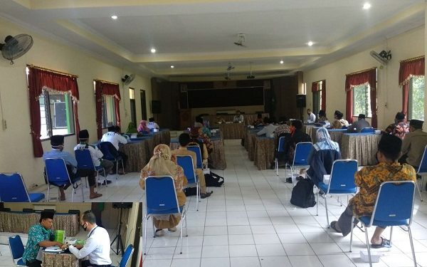 1.734 Ustadz-Ustadzah Menerima Buku Rekening Bantuan