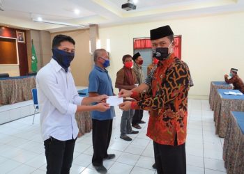 33 Orang Tenaga Pramubakti Terima Bantuan Terdapak Covid-19