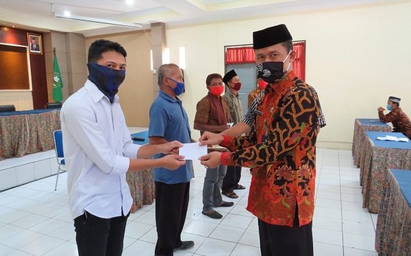 33 Orang Tenaga Pramubakti Terima Bantuan Terdapak Covid-19