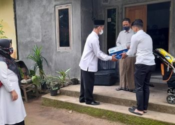 Peduli Isoman, Kepala Kemenag Kab. Temanggung Serahkan Bantuan