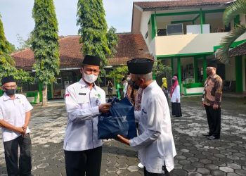 Kemenag Kab. Temanggung Tasarufkan Zakat ASN Dan Salurkan Donasi ASN