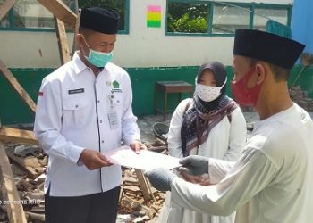 Kepala Kemenag Kab. Temanggung Tinjau Lokasi Gedung MTs Al Islam yang Roboh dan Serahkan Bantuan