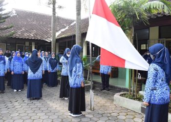 Upacara Bendera Peringatan Hari Korpri ke 50 Tahun 2021 MI Negeri 1 Temanggung