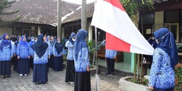 Upacara Bendera Peringatan Hari Korpri ke 50 Tahun 2021 MI Negeri 1 Temanggung