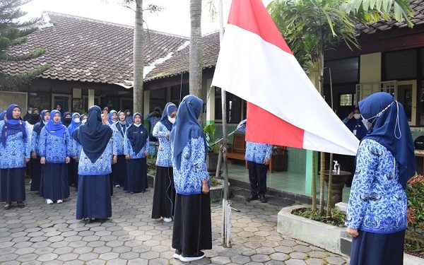 Upacara Bendera Peringatan Hari Korpri ke 50 Tahun 2021 MI Negeri 1 Temanggung