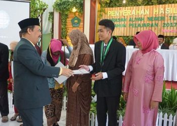 Penyerahan Hasil Ujian MAN Temanggung