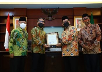 Serahkan Sertifikat Halal Vaksin Sinovac ke Bio Farma, Wamenag: Saya Siap Divaksin, Ayo Ikut Vaksinasi