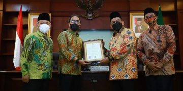 Serahkan Sertifikat Halal Vaksin Sinovac ke Bio Farma, Wamenag: Saya Siap Divaksin, Ayo Ikut Vaksinasi