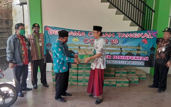 DMI Bagikan Disinfektan Untuk Cegah Covid-19