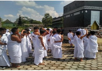 Siswa MIN Ringinanom Laksanakan Pratik Manasik Haji