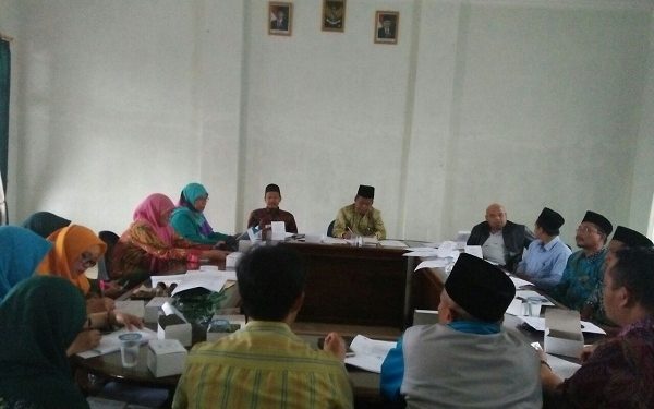 Guru  Harus Mempunyai Identitas Dan Berkualitas