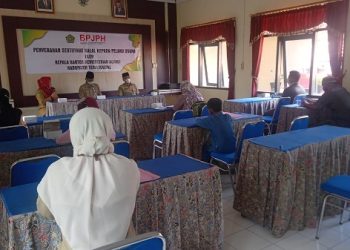 Penyerahan Sertifikat Halal kepada Pelaku Usaha