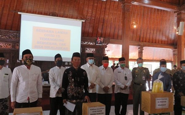 Penyerahan Bantuan Sarana Prasarana Pencegahan Covid-19 pada Pondok Pesantren
