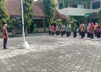 Menyanyikan Lagu Indonesia Raya dalam Rangka Memperingati Hari Kebangkitan Nasional