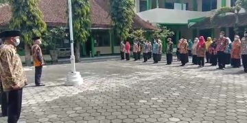 Menyanyikan Lagu Indonesia Raya dalam Rangka Memperingati Hari Kebangkitan Nasional