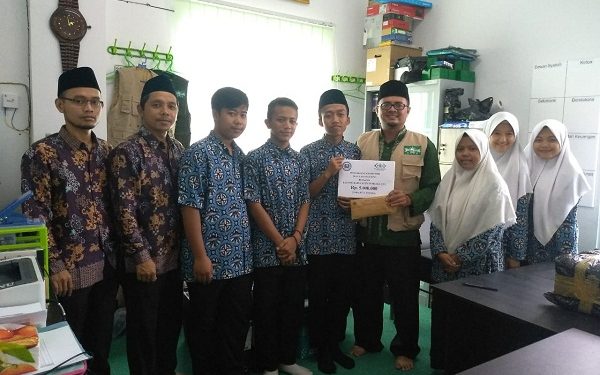 Siswa MAN Temanggung Peduli Korban Banjir