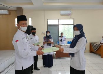 10 Guru PNS Kemenag Kab. Temanggung Terima SK Mutasi