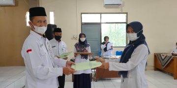 10 Guru PNS Kemenag Kab. Temanggung Terima SK Mutasi