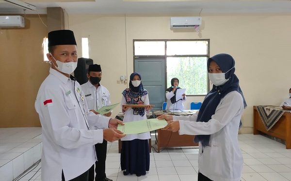 10 Guru PNS Kemenag Kab. Temanggung Terima SK Mutasi