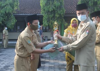 Penyerahan Piala Pemilihan Penyuluh Agama Islam Teladan Kabupaten Temanggung