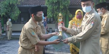 Penyerahan Piala Pemilihan Penyuluh Agama Islam Teladan Kabupaten Temanggung