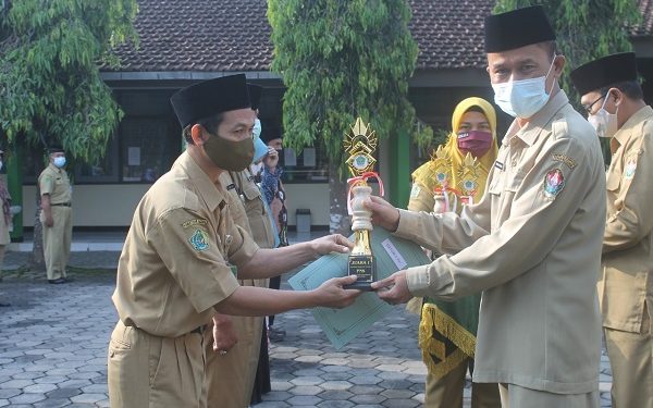 Penyerahan Piala Pemilihan Penyuluh Agama Islam Teladan Kabupaten Temanggung