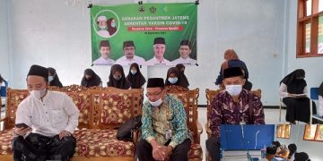 77 Santri Karang Santri Bandunggede Kedu Menjalani Vaksin Covid-19
