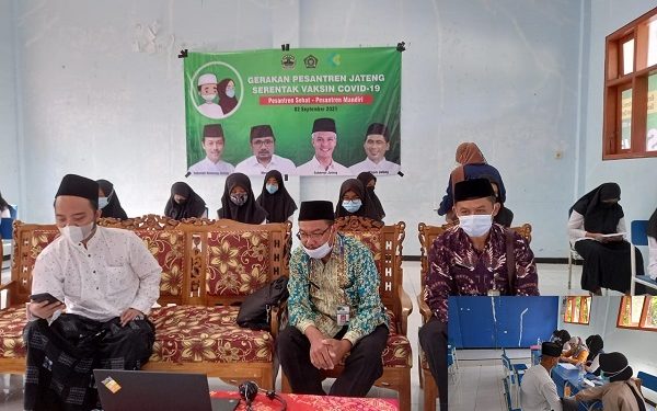 77 Santri Karang Santri Bandunggede Kedu Menjalani Vaksin Covid-19