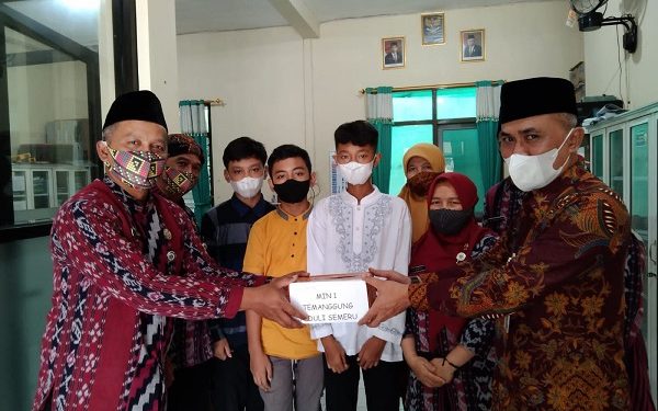 Penyaluran Donasi Peduli Semeru MI Negeri 1 Temanggung