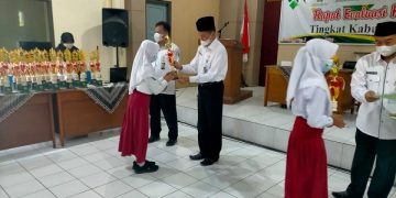 Penyerahan Piala KSM Tahun 2021 Kemenag Kab. Temanggung