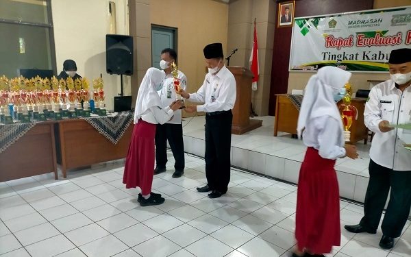 Penyerahan Piala KSM Tahun 2021 Kemenag Kab. Temanggung
