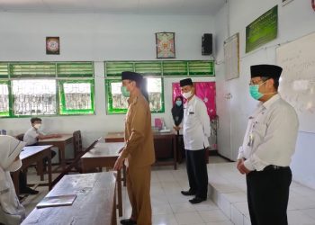 Kepala Kemenag Dampingi Bupati Monitoring PTM  di MTsN 1 Temanggung