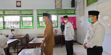 Kepala Kemenag Dampingi Bupati Monitoring PTM  di MTsN 1 Temanggung