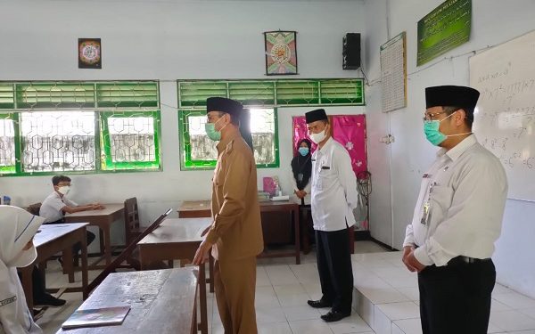 Kepala Kemenag Dampingi Bupati Monitoring PTM di MTsN 1 Temanggung