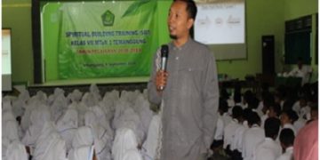 Membangun Karakter Peserta Didik