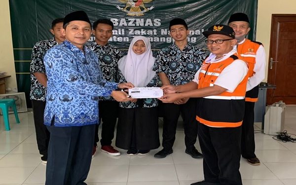 Guru dan Siswa MAN Temanggung Peduli Korban Erupsi Gunung Semeru