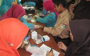 Tim Kesehatan Puskesmas Periksa Kesehatan Siswa-Siswi MTsN Kedu