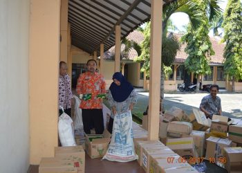 Kemenag Bagikan 450 Paket Sembako Untuk Kaum Dhuafa