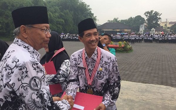 Guru Madrasah Mendapat Penghargaan