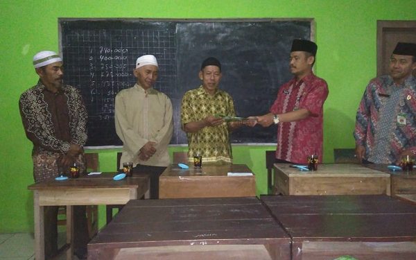 LP Maarif Memberikan Bantuan ke MI Maarif Jlegong