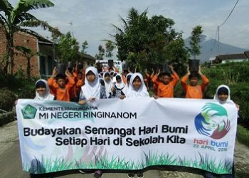 Membudayakan Hari Bumi di MI Negeri Ringinanom Temanggung