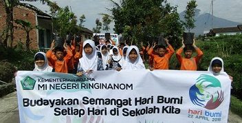 Membudayakan Hari Bumi di MI Negeri Ringinanom Temanggung