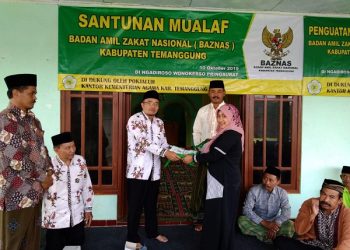 Baznas dan Pokjaluh Berikan Santunan kepada Muallaf