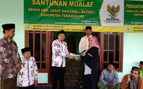 Baznas dan Pokjaluh Berikan Santunan kepada Muallaf