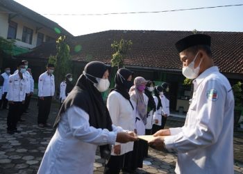 Kakankemenag Kab. Temanggung Serahkan SK Pensiun dan SK Kenaikan Pangkat