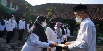 Kakankemenag Kab. Temanggung Serahkan SK Pensiun dan SK Kenaikan Pangkat