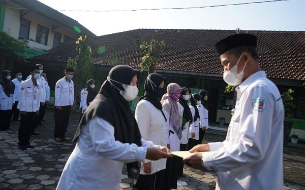 Kakankemenag Kab. Temanggung Serahkan SK Pensiun dan SK Kenaikan Pangkat