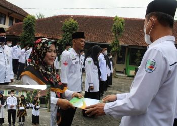 Penyerahan SK Pensiun, Surat Tugas PPPK Dan Penyerahan Penghargaan Kepada Santri Berprestasi Pemenang Kejuaraan POSPEDA