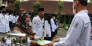 Penyerahan SK Pensiun, Surat Tugas PPPK Dan Penyerahan Penghargaan Kepada Santri Berprestasi Pemenang Kejuaraan POSPEDA