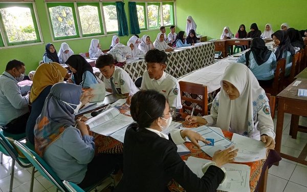 Penyerahan Rekening Dan ATM Bansos PIP MAN Temanggung